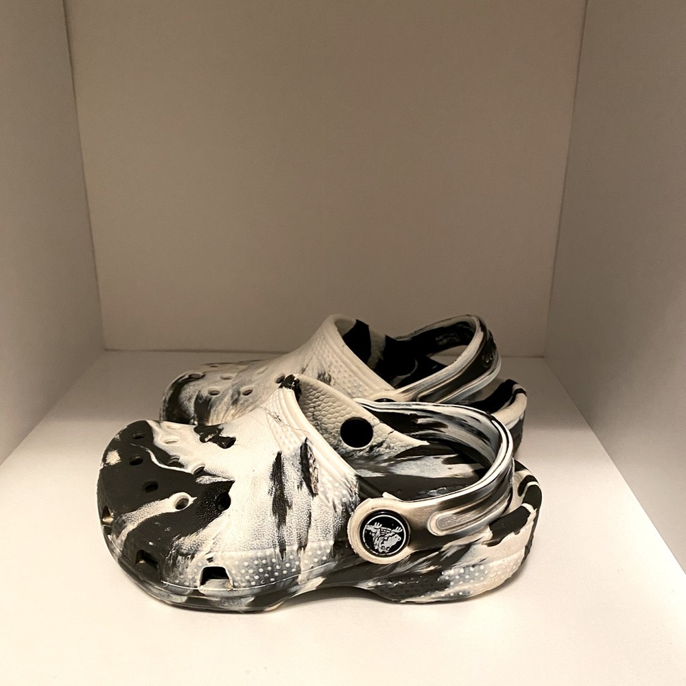 Toddler Unisex Crocs Black and White size 8